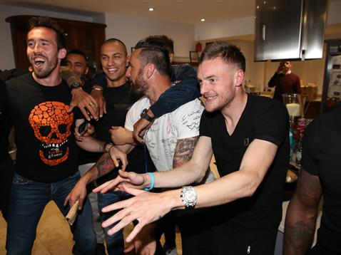 Piłkarze Leicester świętują na imprezie u Vardego_11