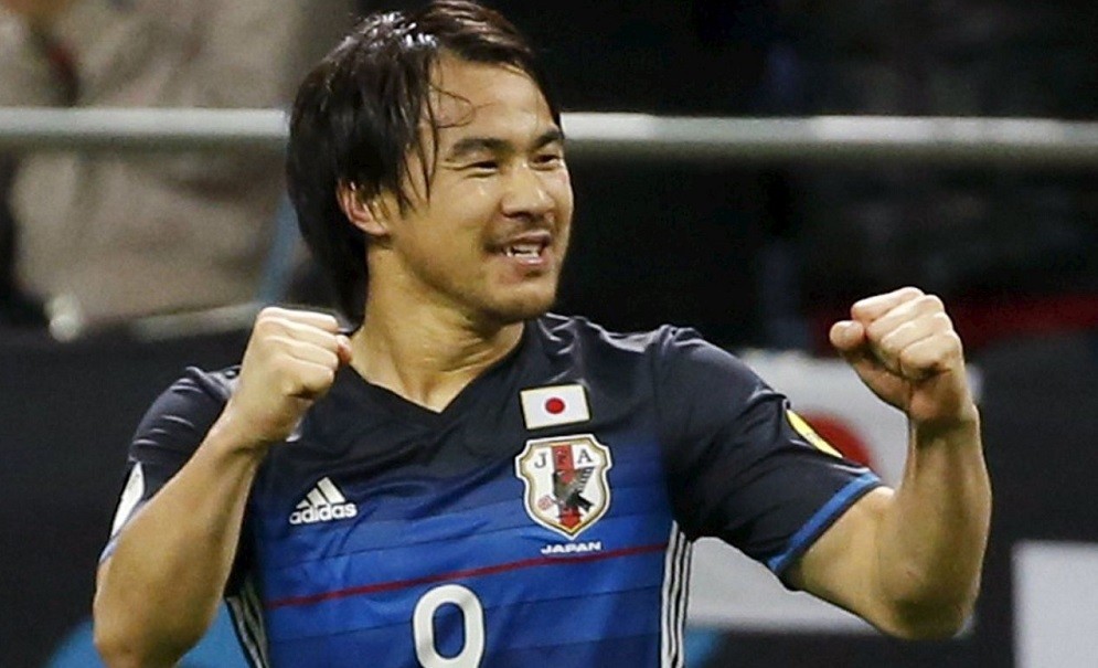 Shinji Okazaki strzela gola dla Japonii